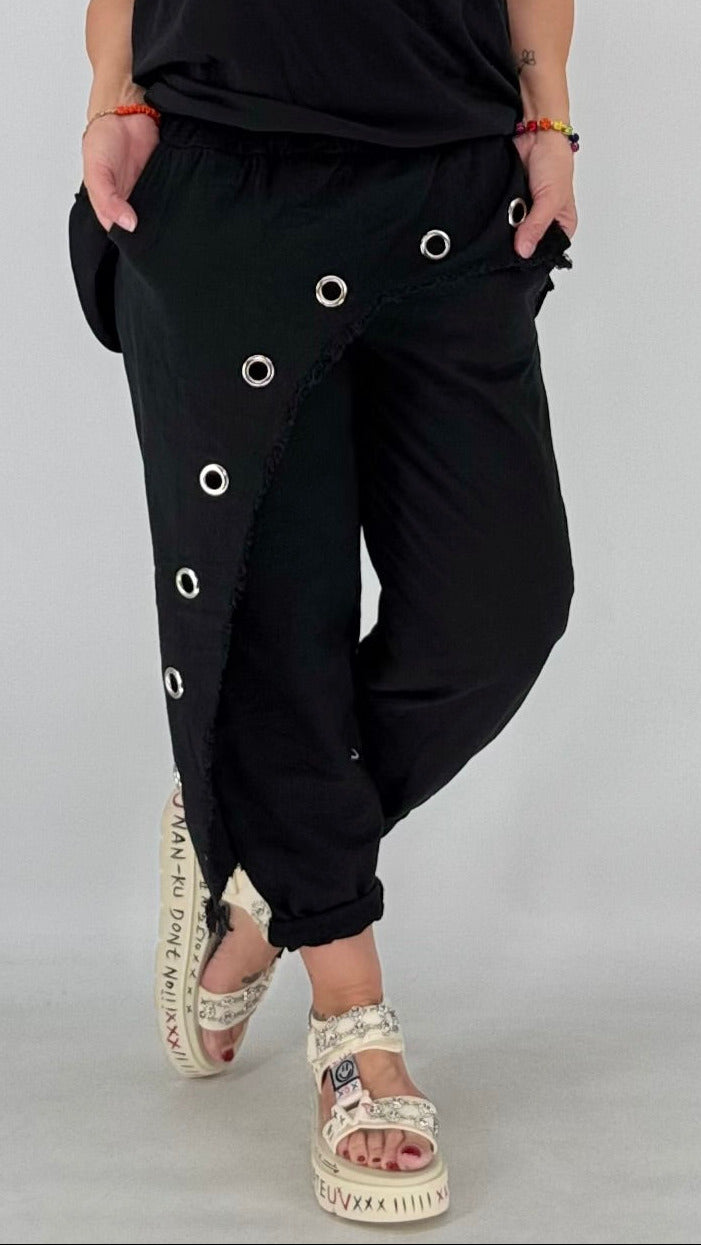 Lässige  Hose in Schwarz mit Ösen