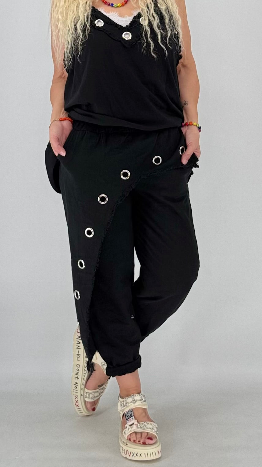 Lässige  Hose in Pink und Schwarz mit Ösen