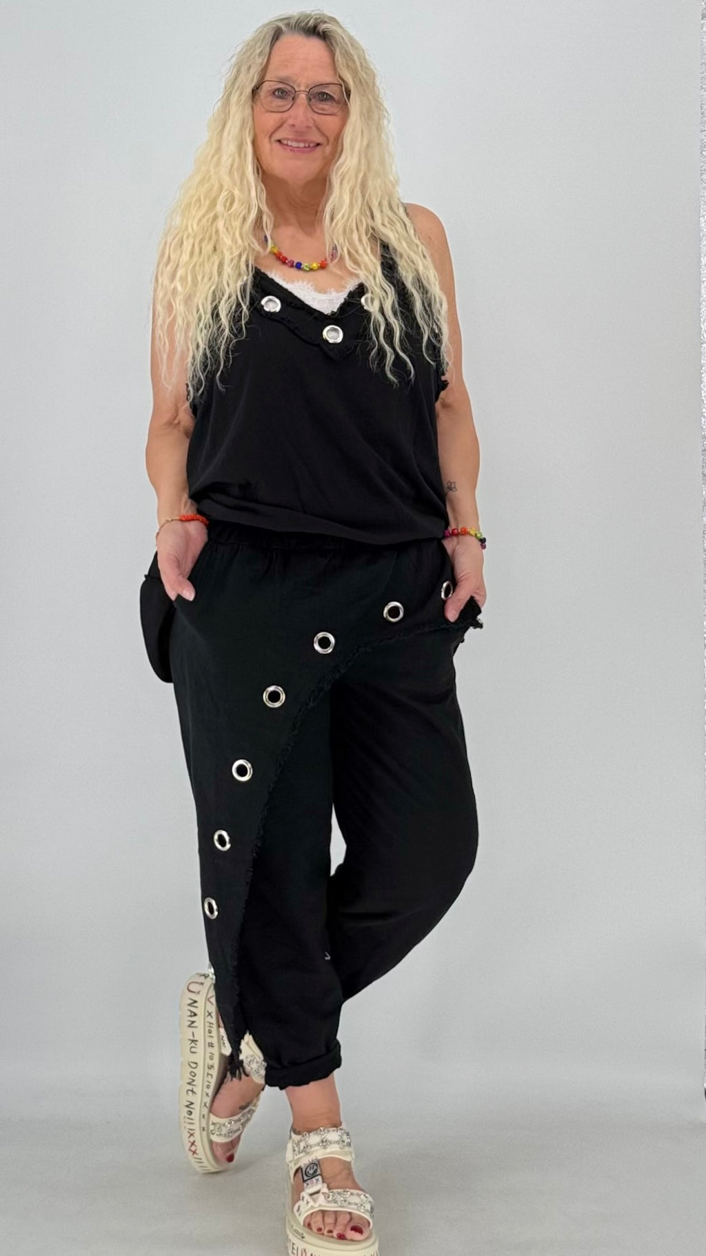 Lässige  Hose in Pink und Schwarz mit Ösen