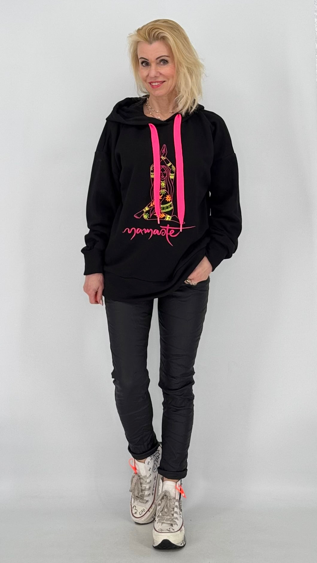 Sweatshirt "Namaste" mit Kapuze in schwarz, grün, beige