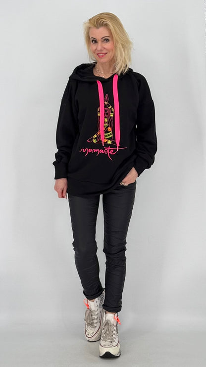 Sweatshirt "Namaste" mit Kapuze in schwarz, grün, beige