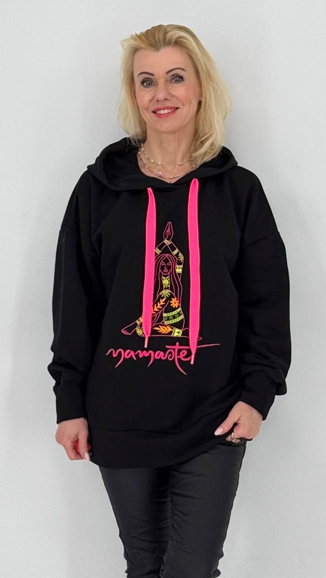 Sweatshirt "Namaste" mit Kapuze in schwarz, grün, beige