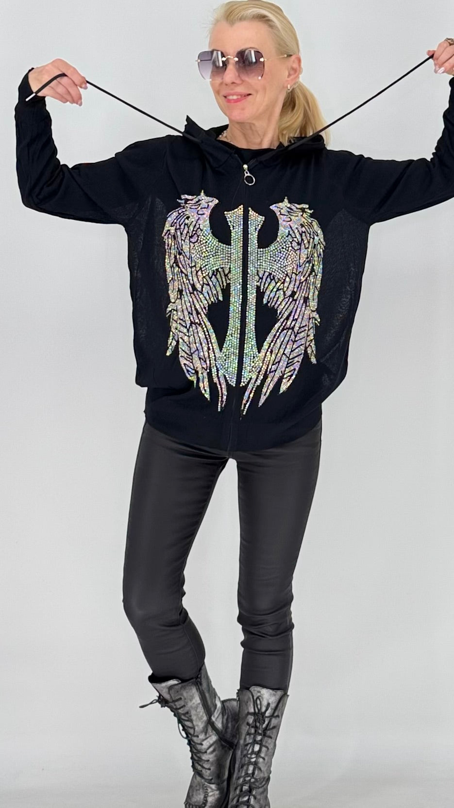 Leichte Kapuzen-Zip-Jacke mit Engel-Flügel Strassmotiv, Schwarz und Weiß