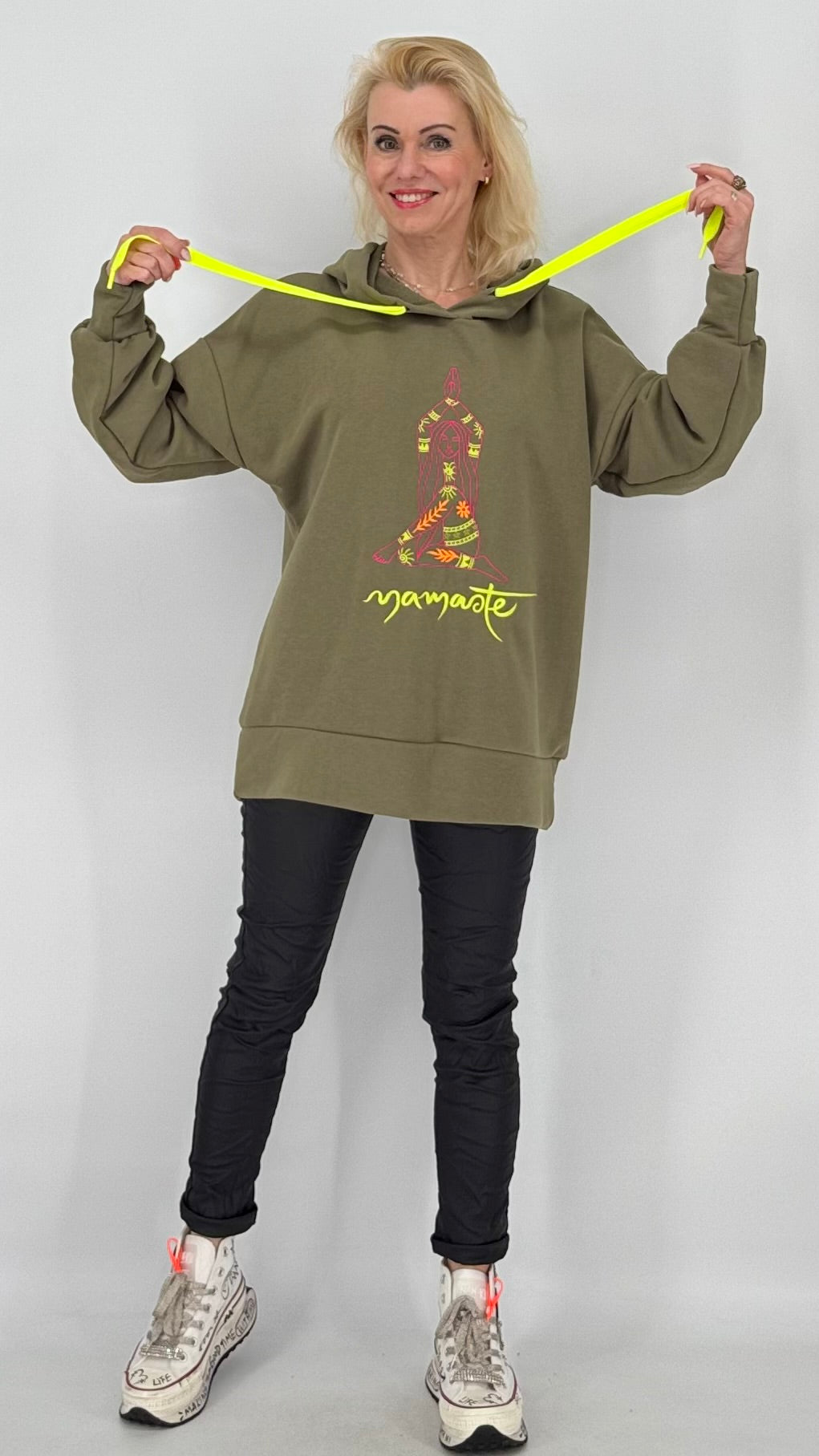 Sweatshirt "Namaste" mit Kapuze in schwarz, grün, beige