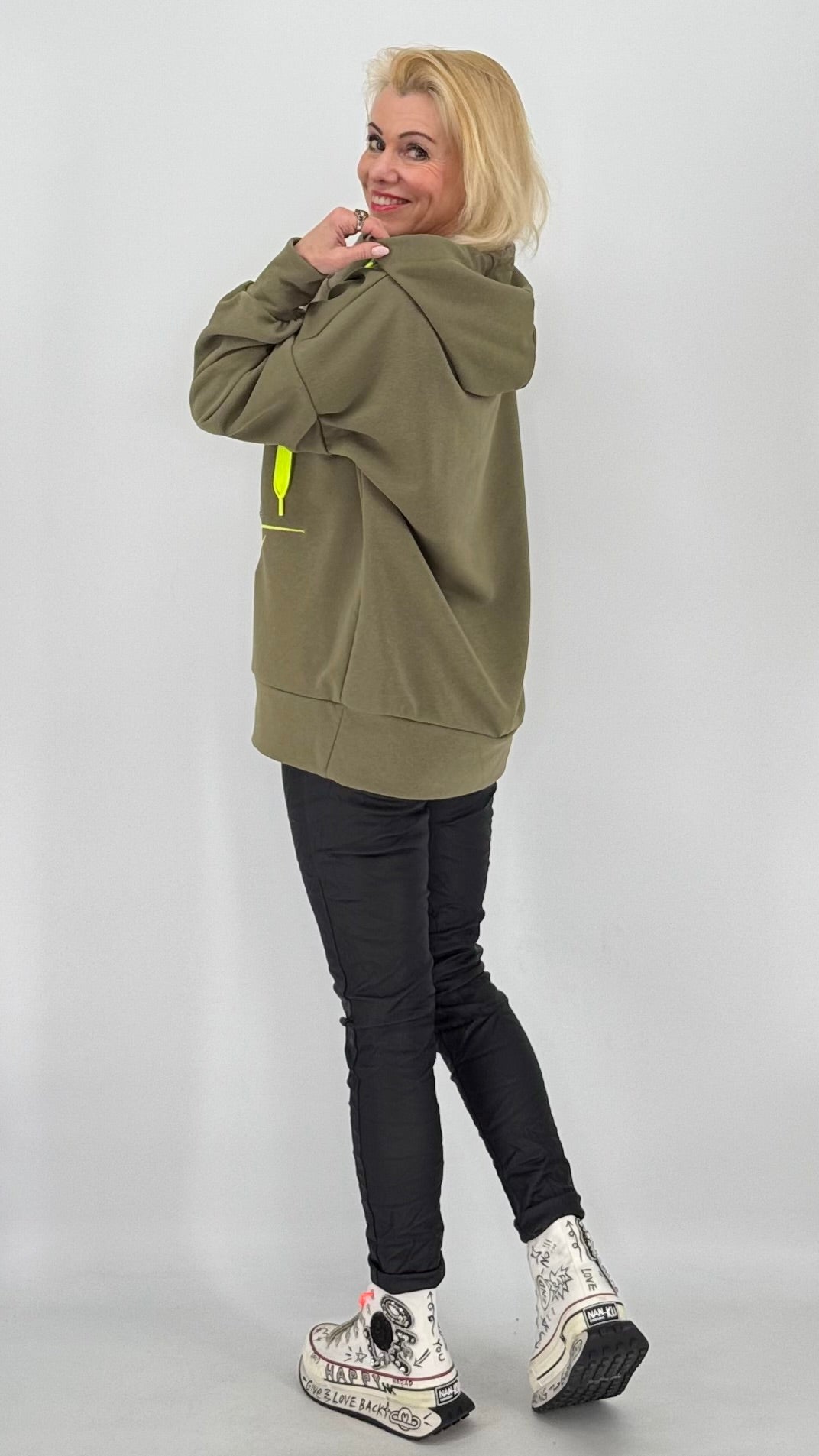 Sweatshirt "Namaste" mit Kapuze in schwarz, grün, beige