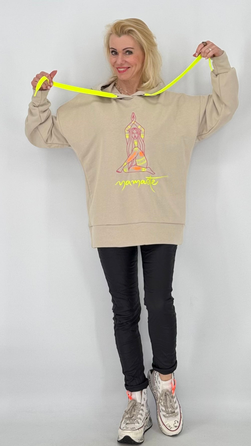 Sweatshirt "Namaste" mit Kapuze in schwarz, grün, beige