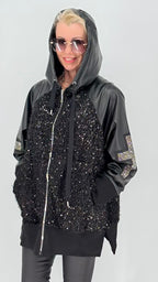 Gefütterte Sweatjacke mit Kapuze, Pailletten & Strass-Details – Schwarz
