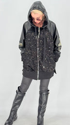Gefütterte Sweatjacke mit Kapuze, Pailletten & Strass-Details – Schwarz