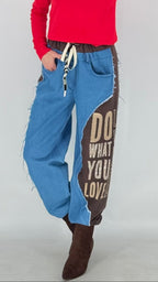 Lässige Sweat-Jeans-Mix Hose mit Print & Strass – Braun
