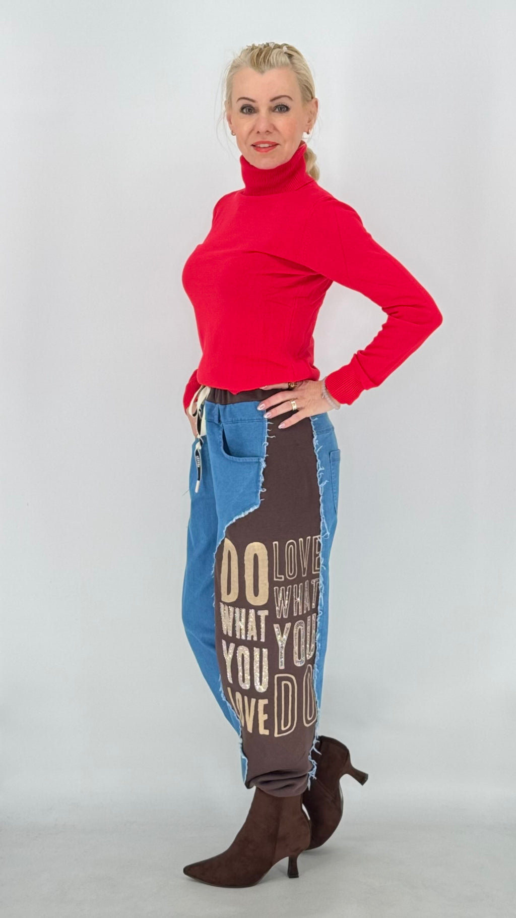 Lässige Sweat-Jeans-Mix Hose mit Print & Strass – Braun