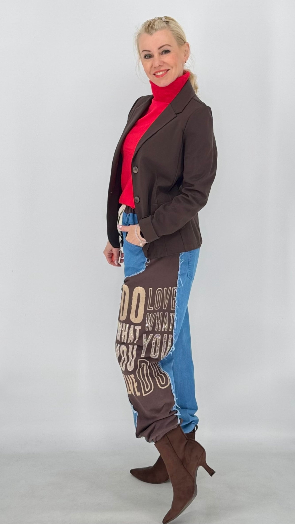 Lässige Sweat-Jeans-Mix Hose mit Print & Strass – Braun