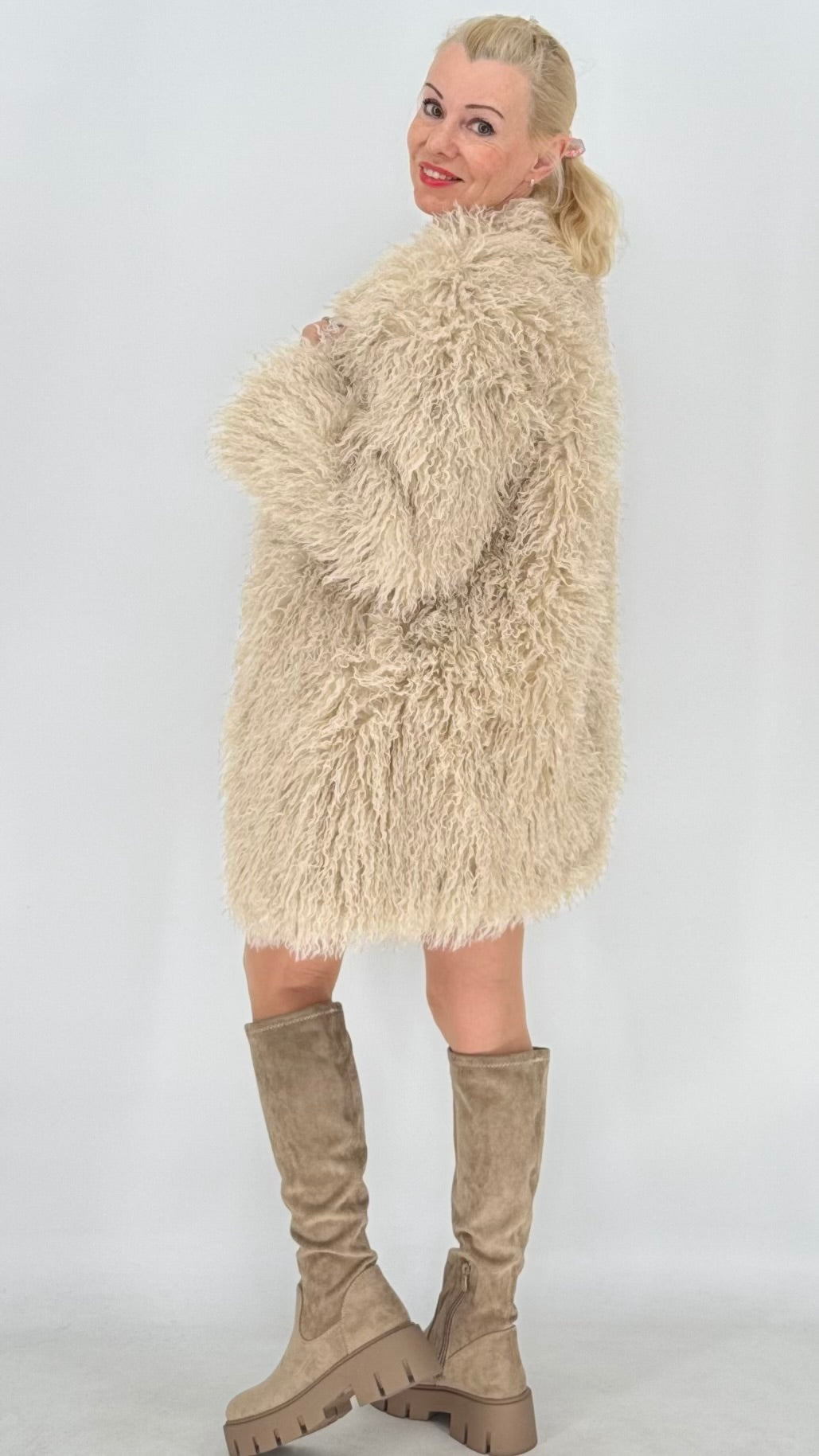 Kuschelige Wendejacke im Zottel- & Wildleder-Look – Beige