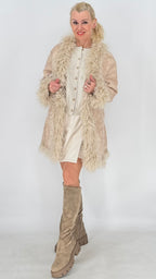 Kuschelige Wendejacke im Zottel- & Wildleder-Look – Beige