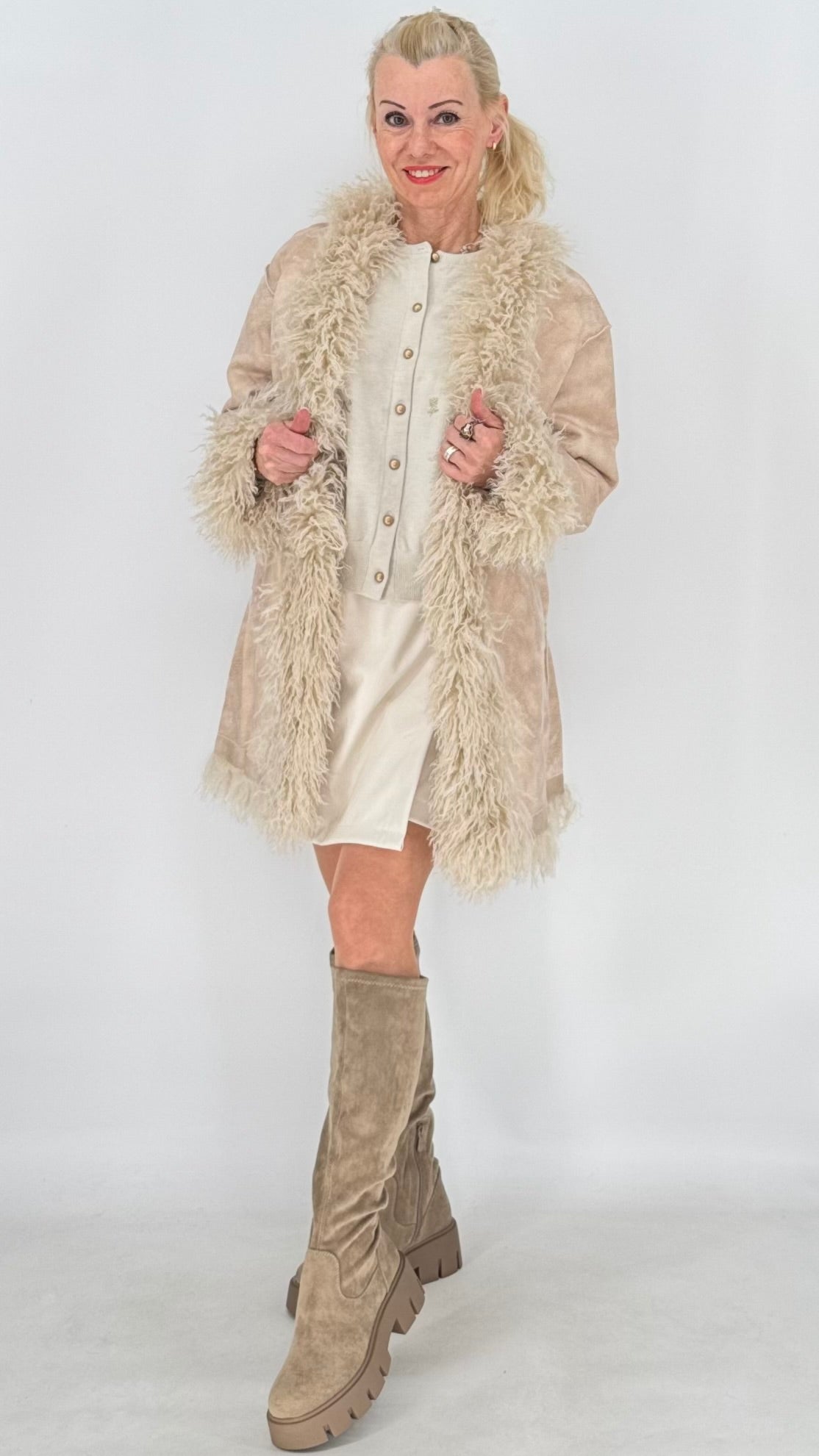 Kuschelige Wendejacke im Zottel- & Wildleder-Look – Beige