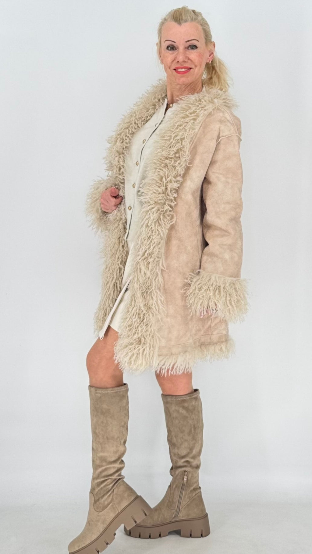 Kuschelige Wendejacke im Zottel- & Wildleder-Look – Beige