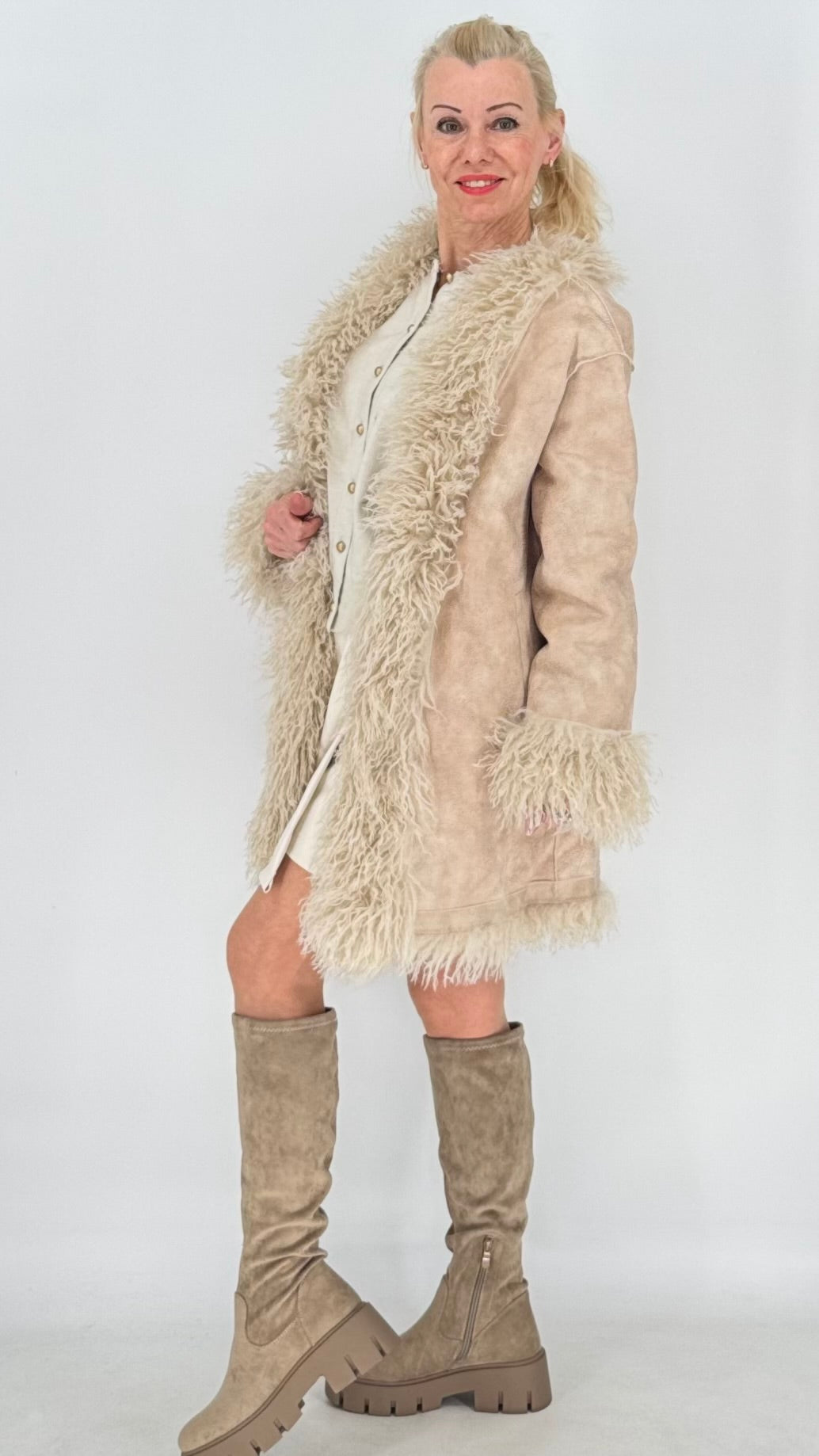 Kuschelige Wendejacke im Zottel- & Wildleder-Look – Beige