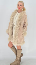 Kuschelige Wendejacke im Zottel- & Wildleder-Look – Beige