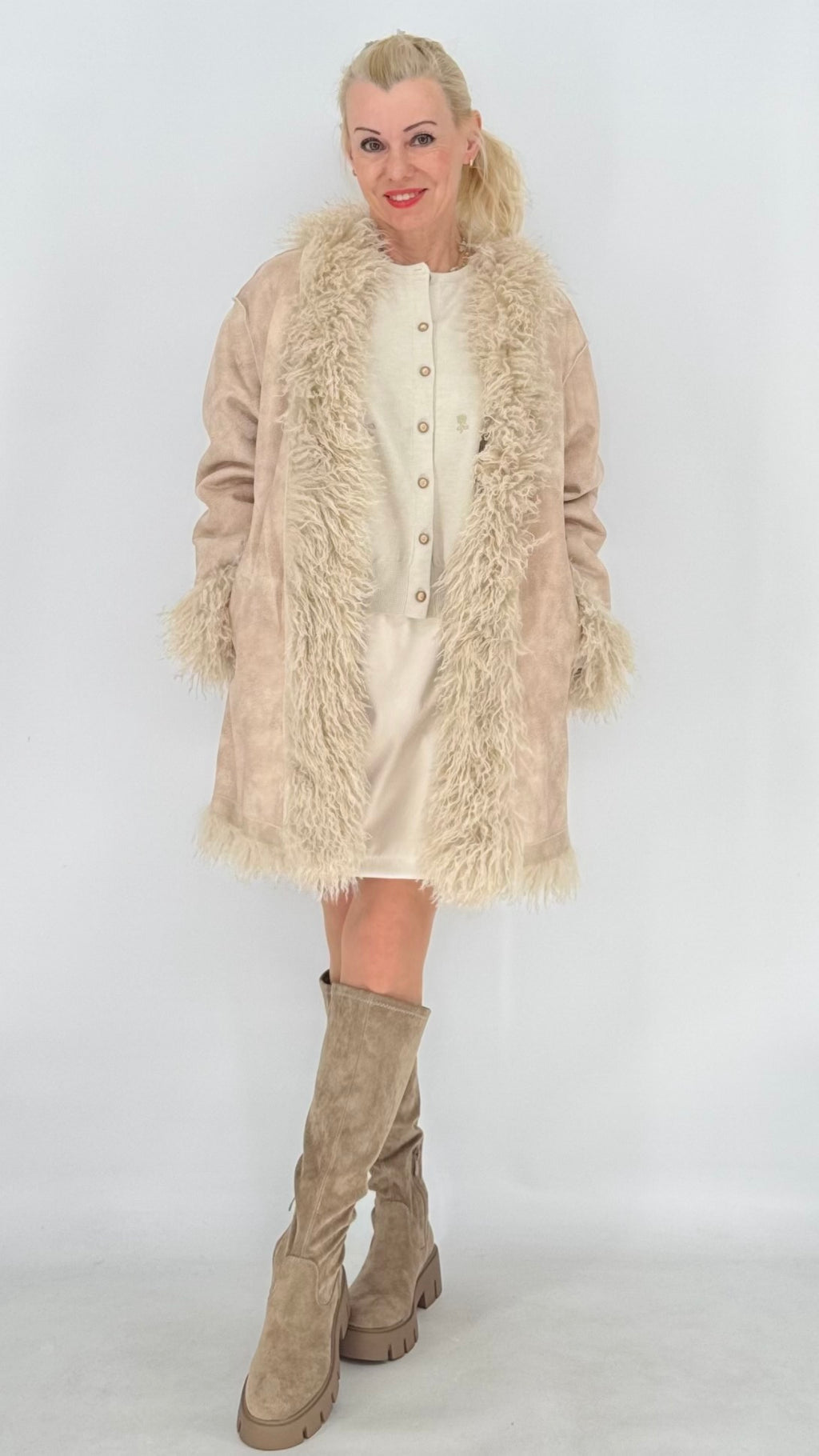 Kuschelige Wendejacke im Zottel- & Wildleder-Look – Beige