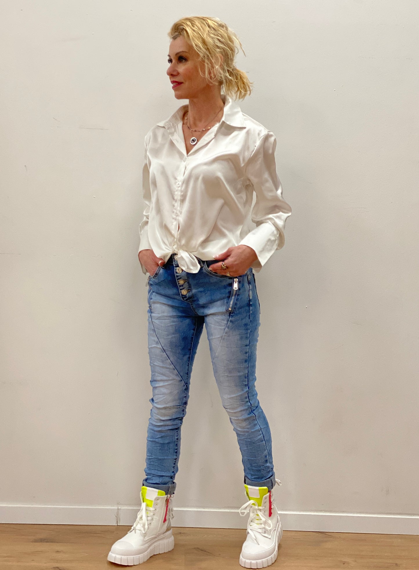 Jeans Hose Jewelly mit Designer Knöpfen und Reissversschluss