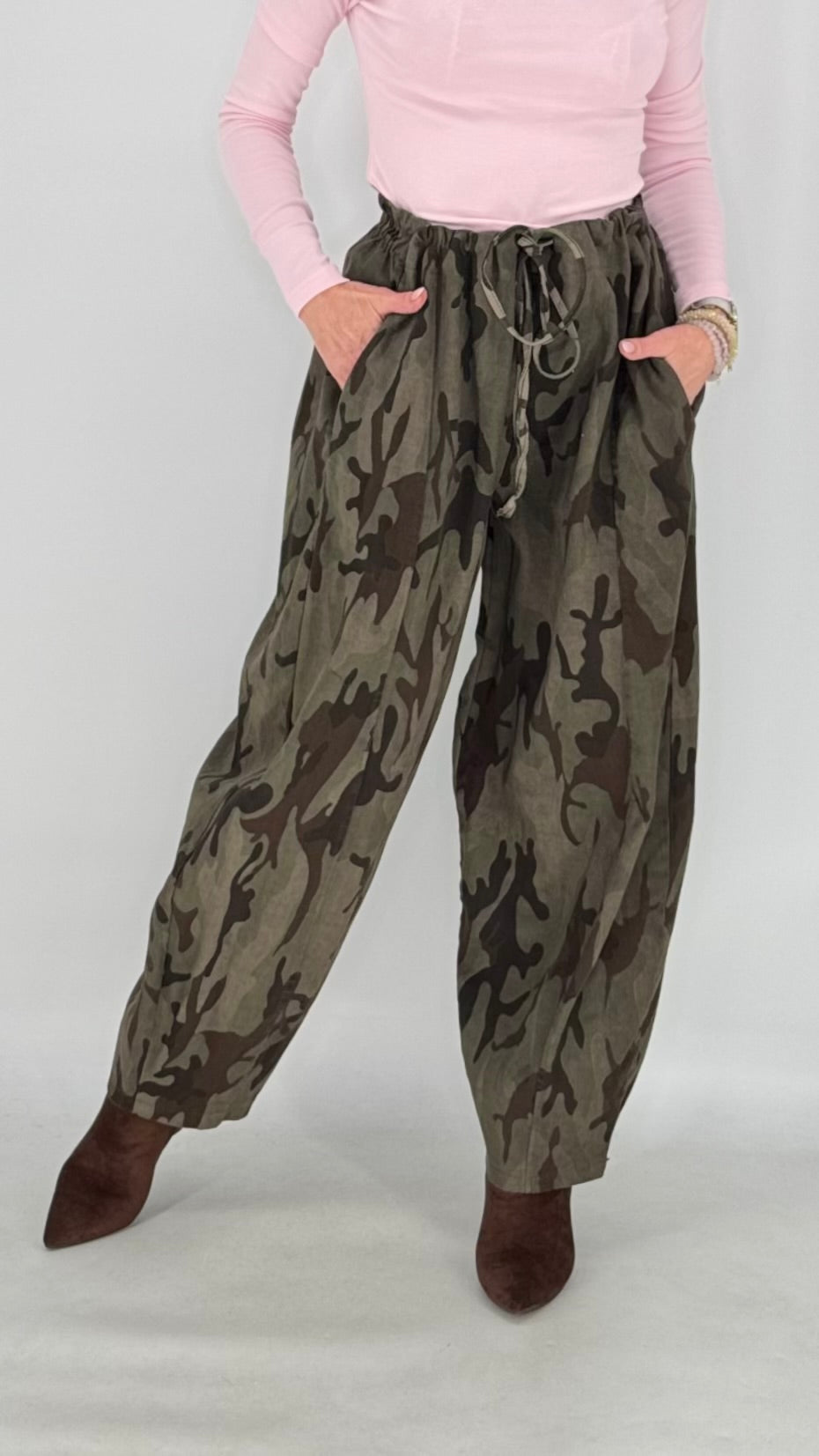 Lässige Cargohose im Camouflage-Look, dunkelolivgrün