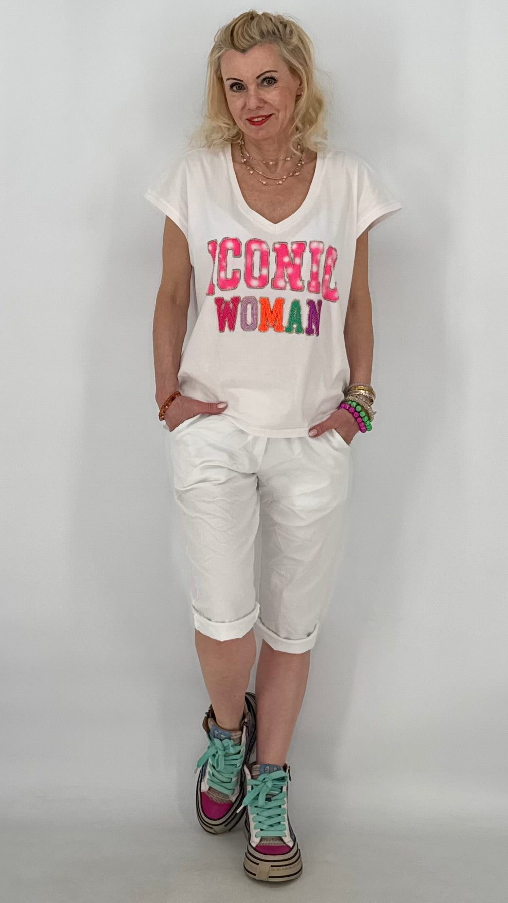 Weißes Damen T-Shirt mit „ICONIC WOMAN“
