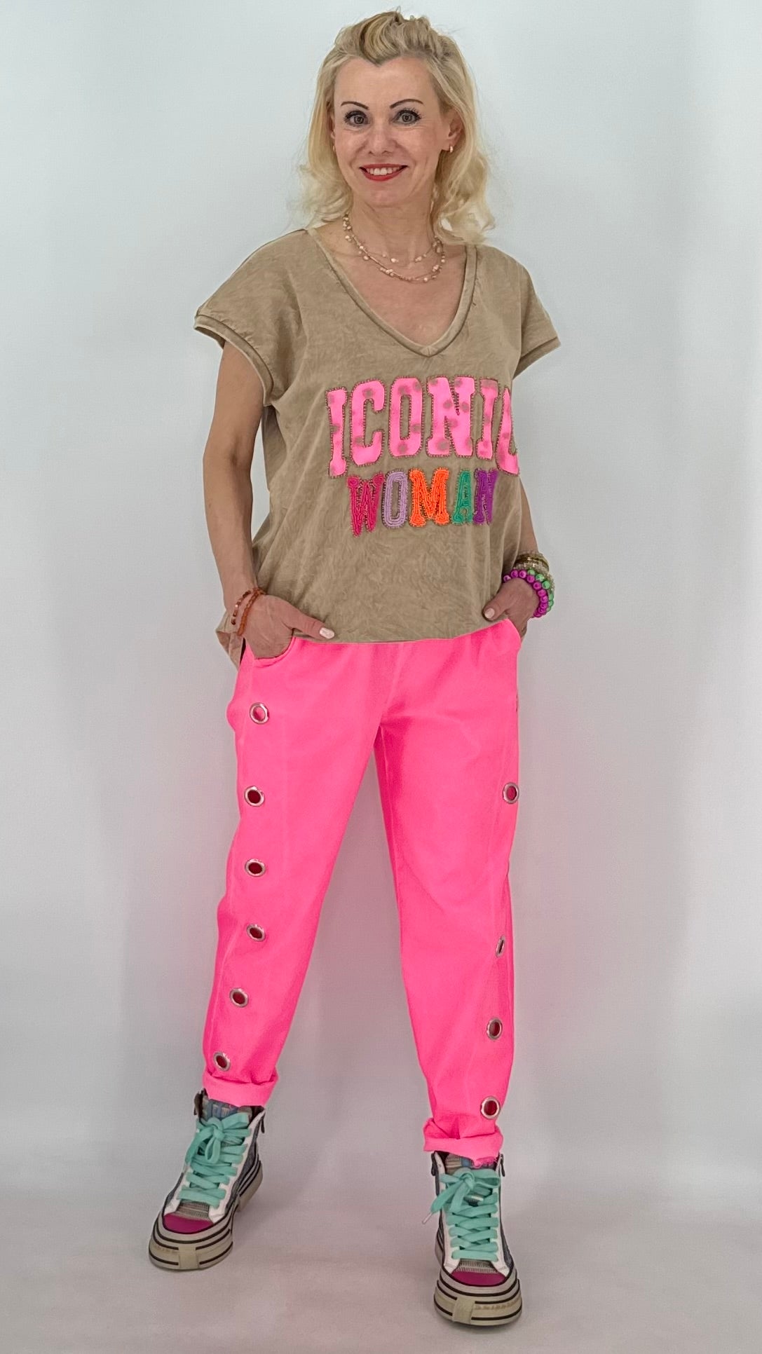 Damen T-Shirt mit  „Iconic Woman" in edlem Taupe