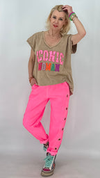 Damen T-Shirt mit  „Iconic Woman" in edlem Taupe