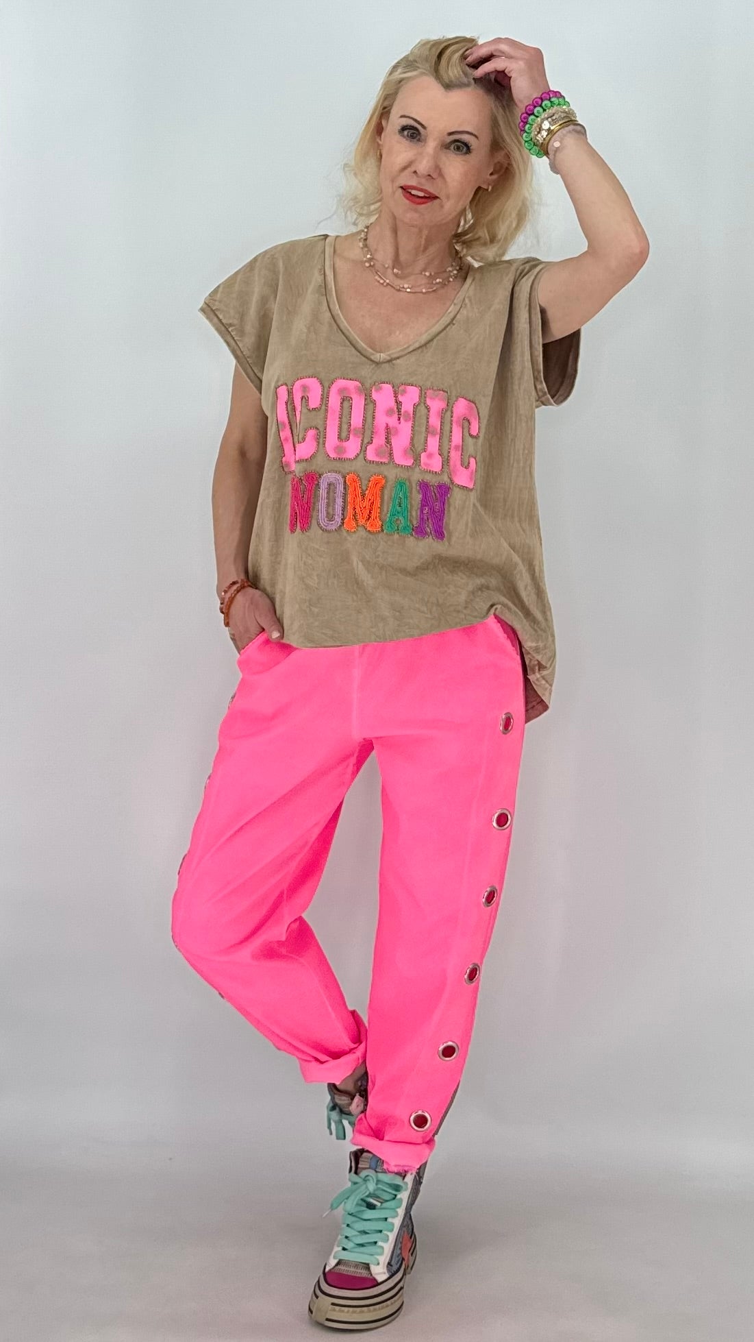 Damen T-Shirt mit  „Iconic Woman" in edlem Taupe