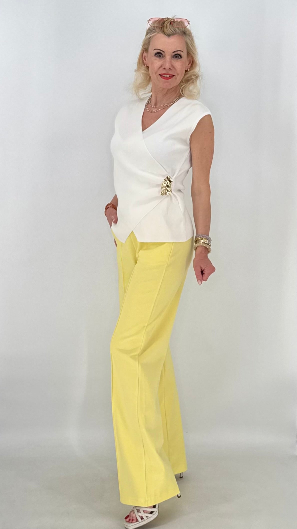 Elegantes Wickel-Top in Rose und Weiß