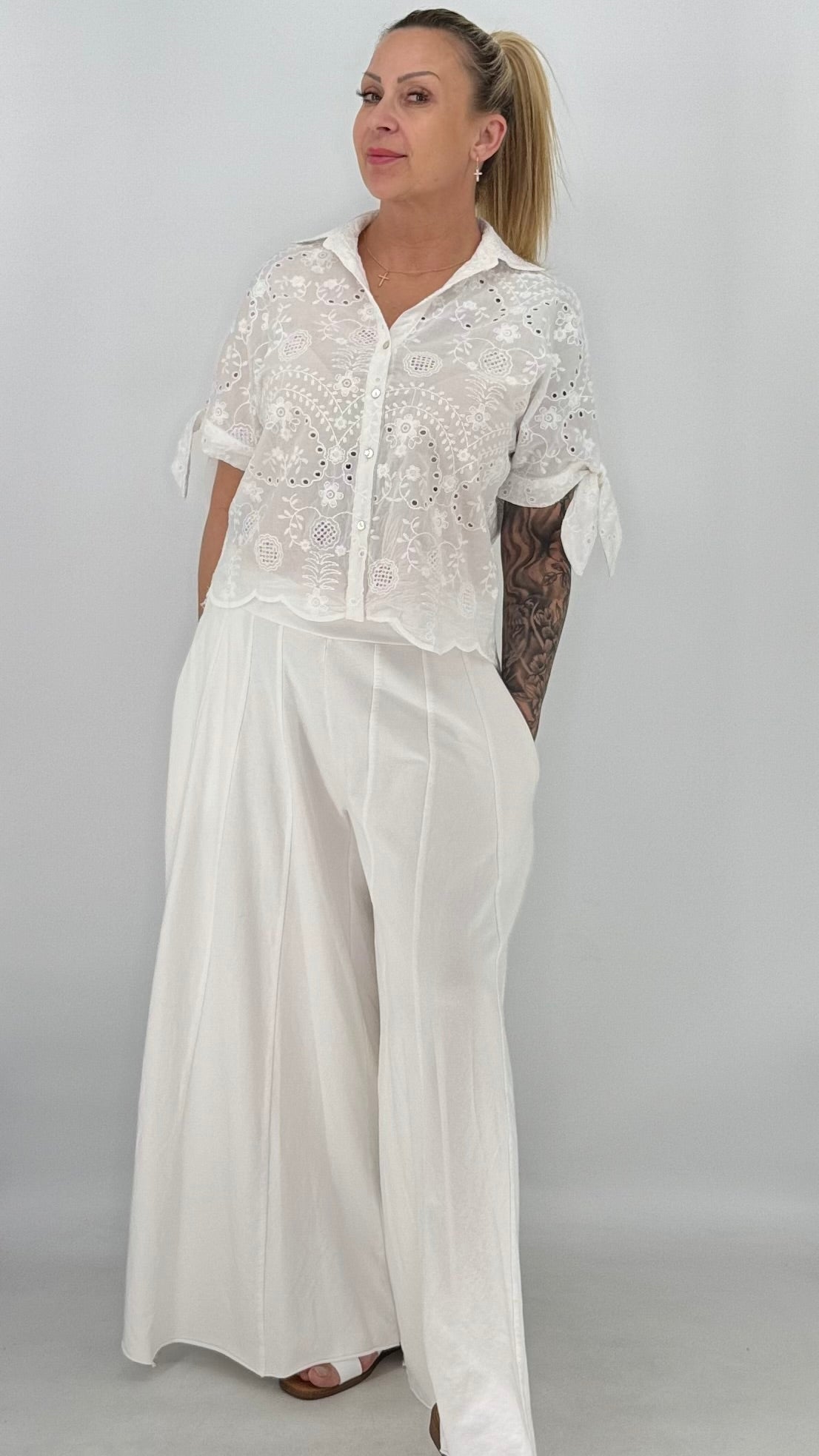 Bluse aus Baumwolle mit feiner Stickerei