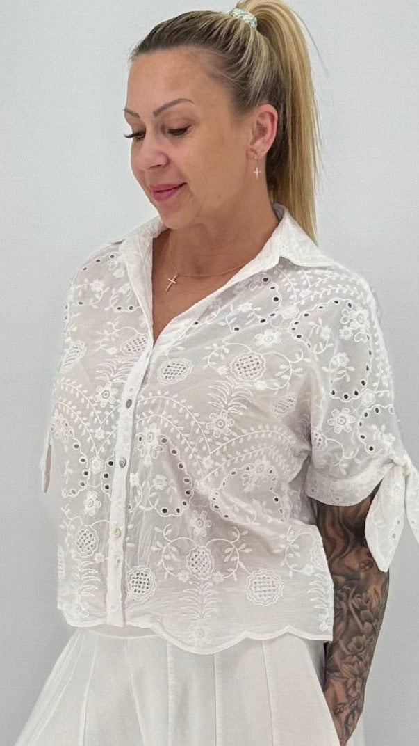 Bluse aus Baumwolle mit feiner Stickerei