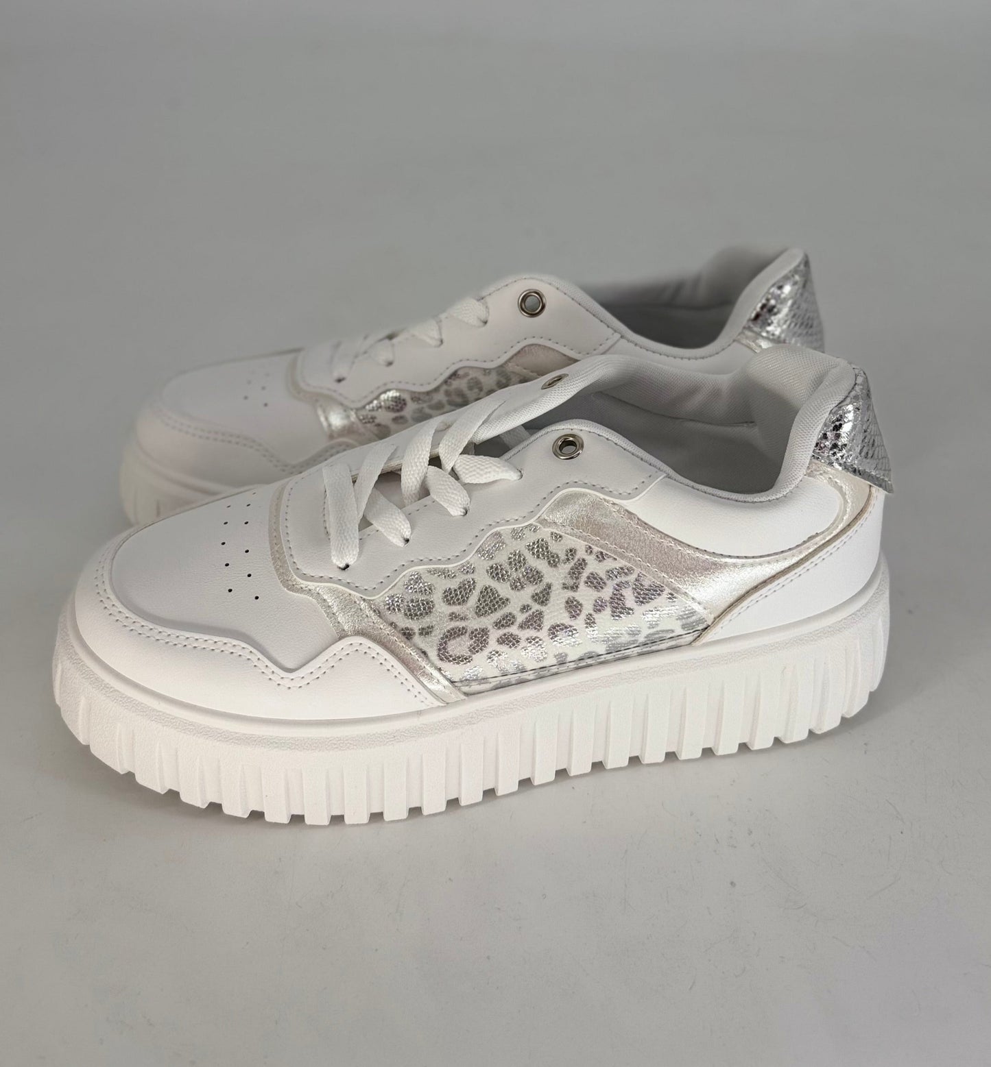 Weißer Sneaker mit Leo Details  LS-687