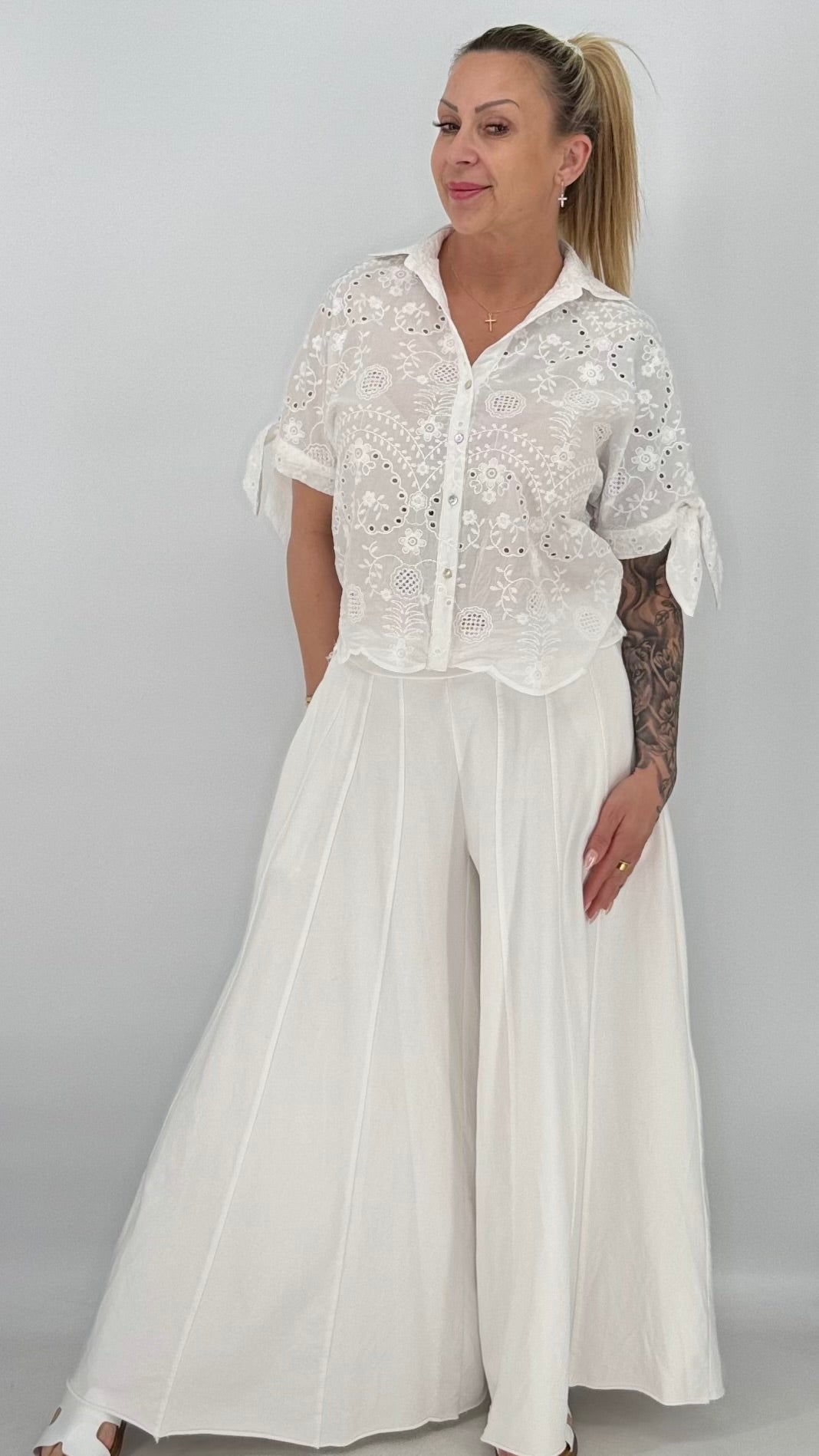 Bluse aus Baumwolle mit feiner Stickerei