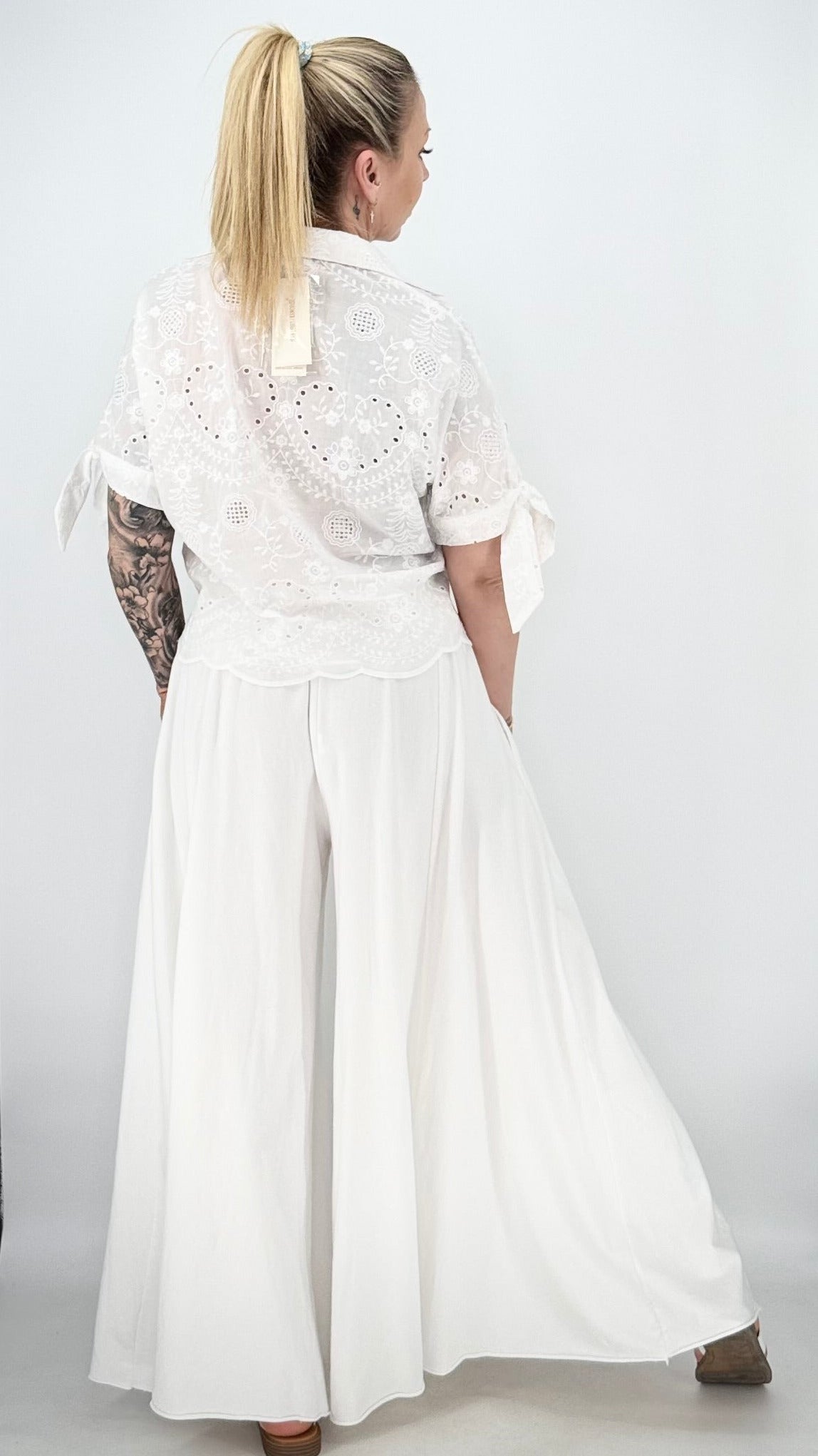 Bluse aus Baumwolle mit feiner Stickerei