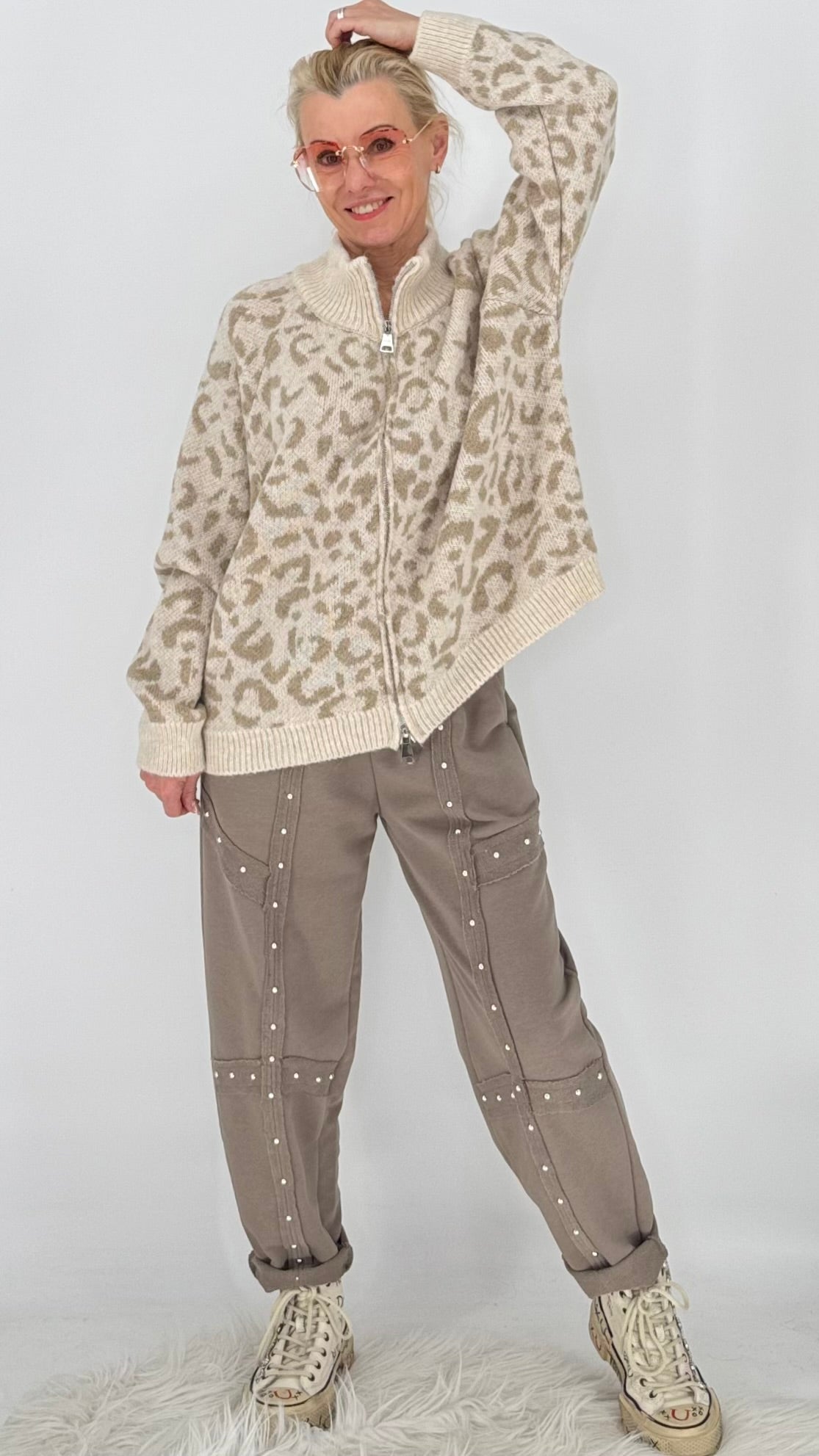 Strickjacke „Wild Elegance“ – Leo in Creme und Taupe