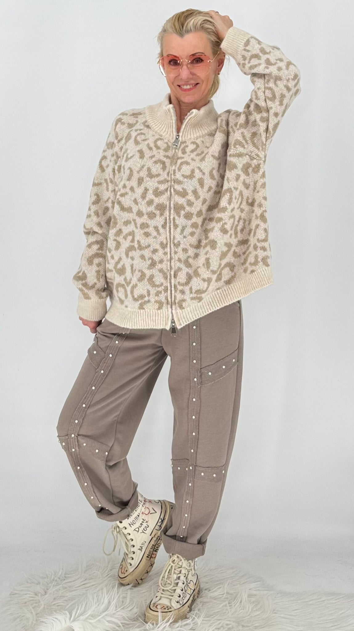 Strickjacke „Wild Elegance“ – Leo in Creme und Taupe
