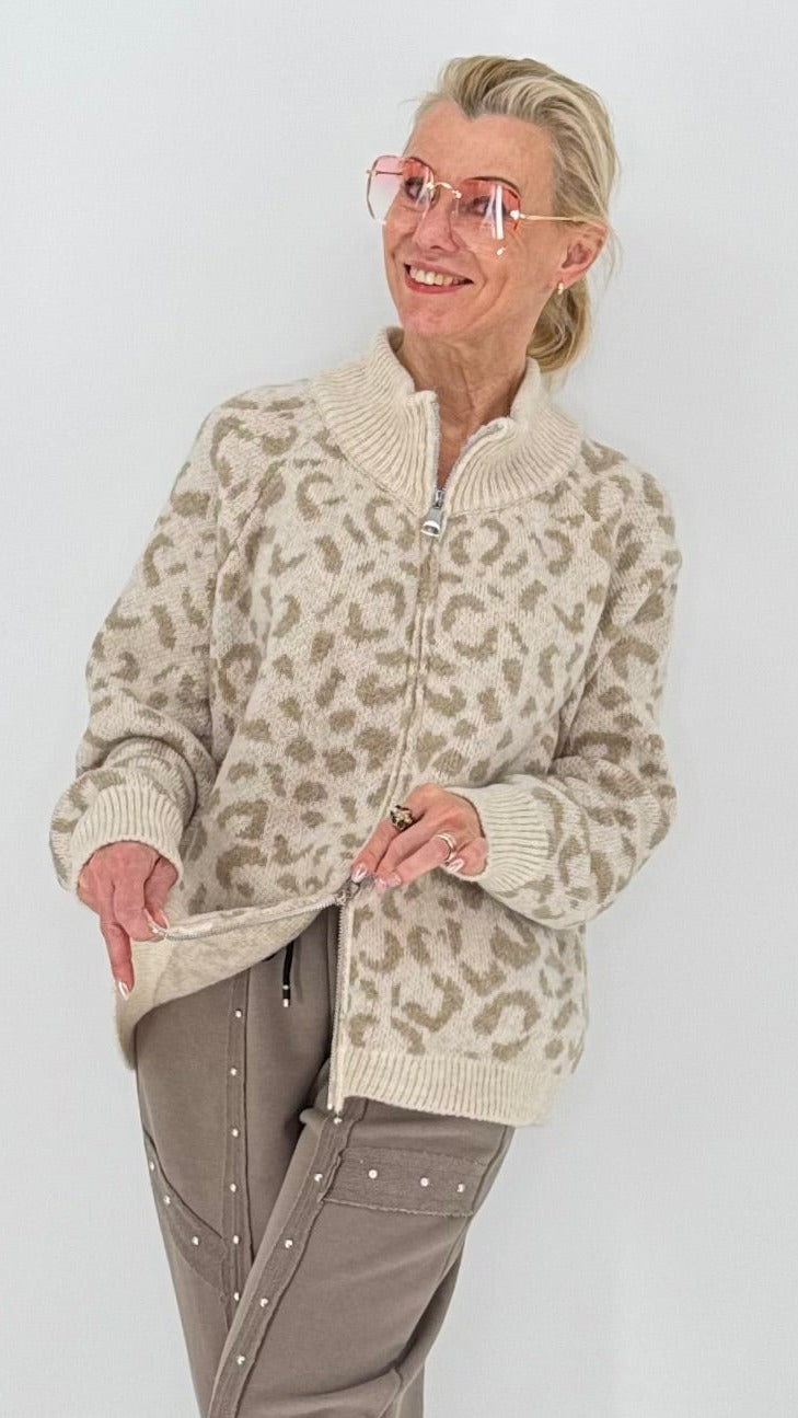 Strickjacke „Wild Elegance“ – Leo in Creme und Taupe