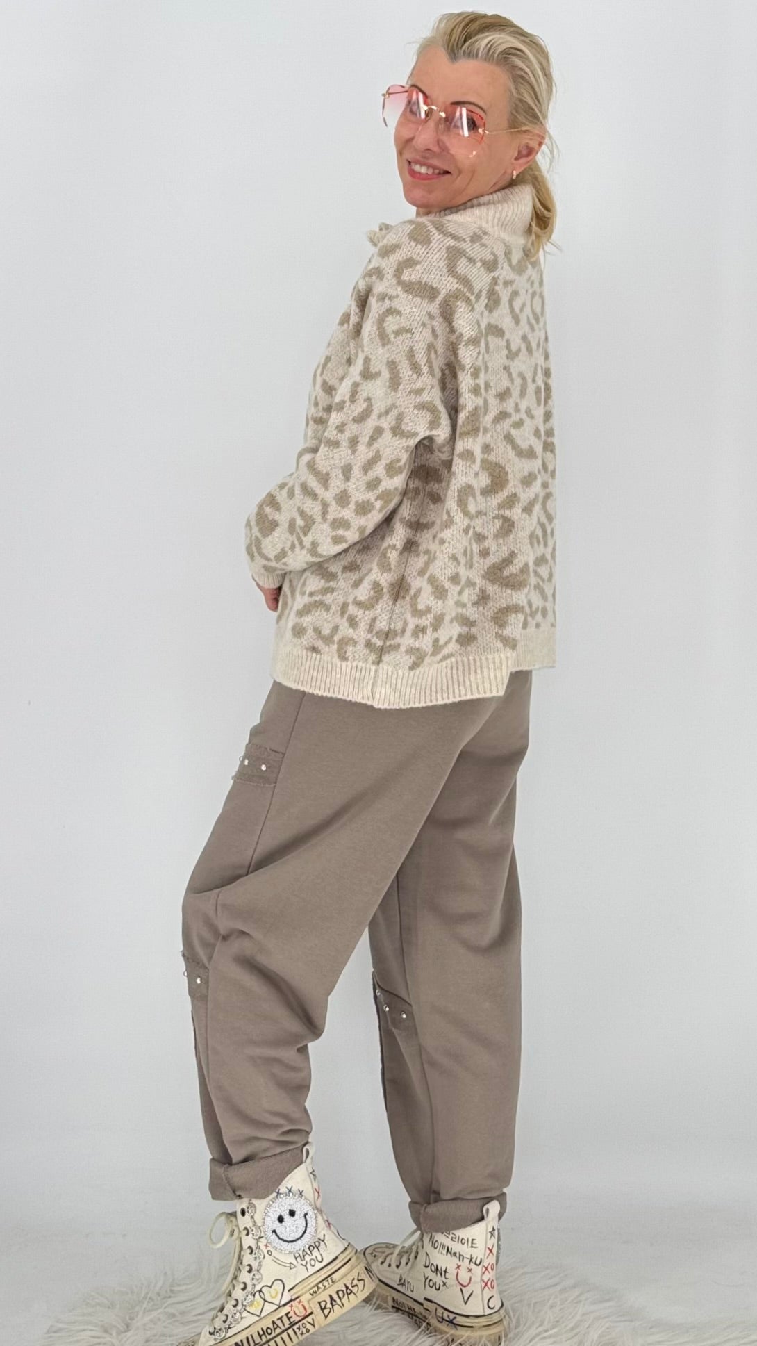 Strickjacke „Wild Elegance“ – Leo in Creme und Taupe