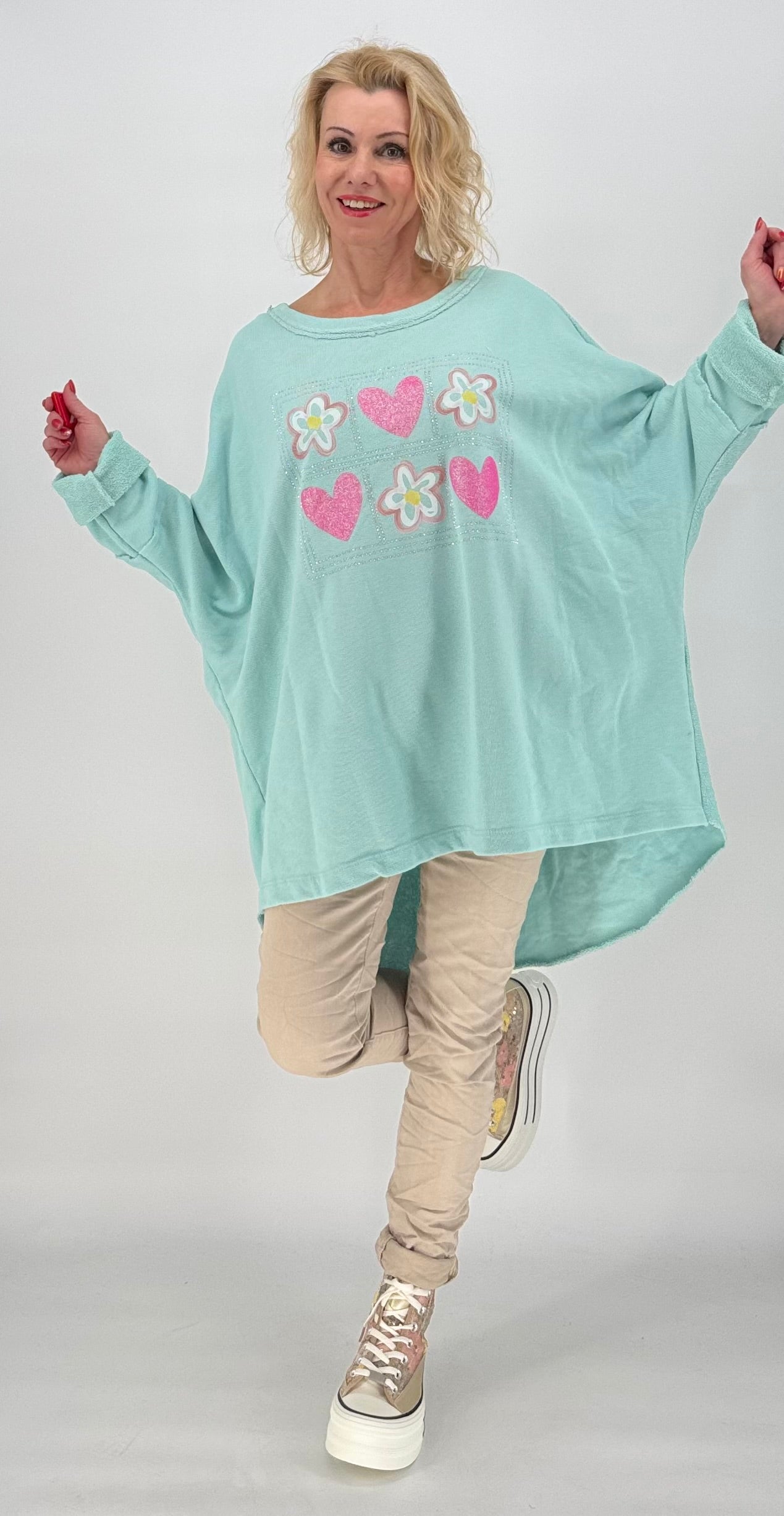 Sweatshirt in helltürkis "Blumen uhd Herz"