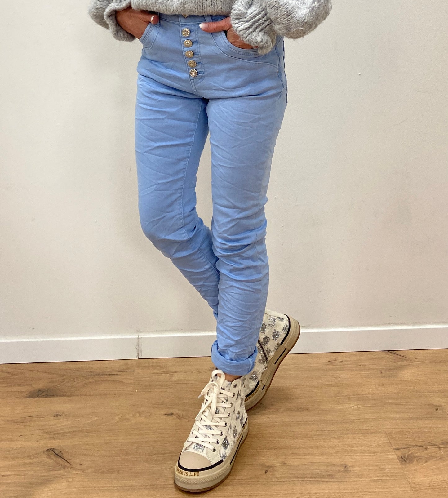 Jeans Hose Jewelly in blau mit Designer Knöpfen
