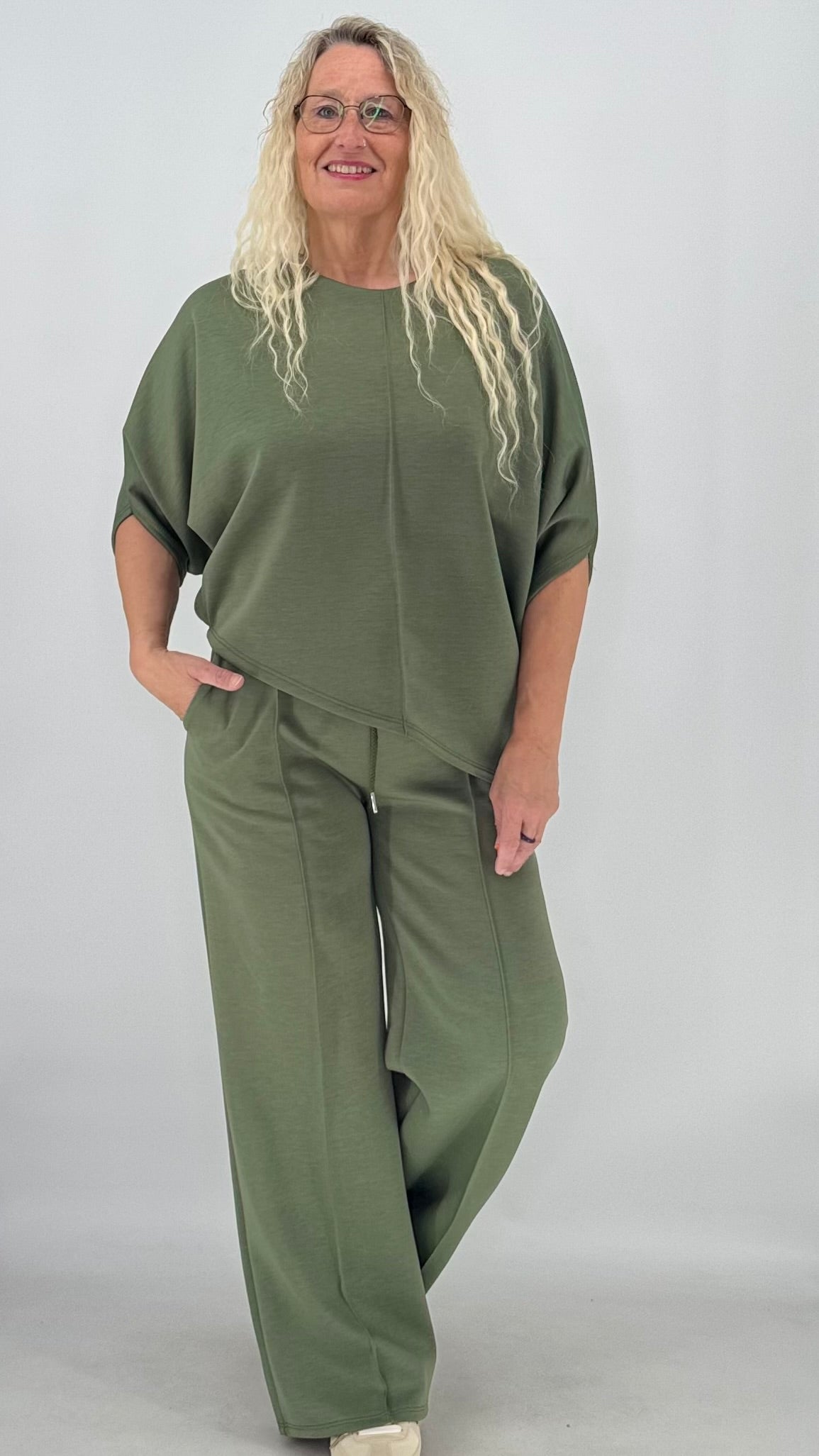 Damen Set : Hosen, Weites Bein und Oberteil Halbarm, in Olive
