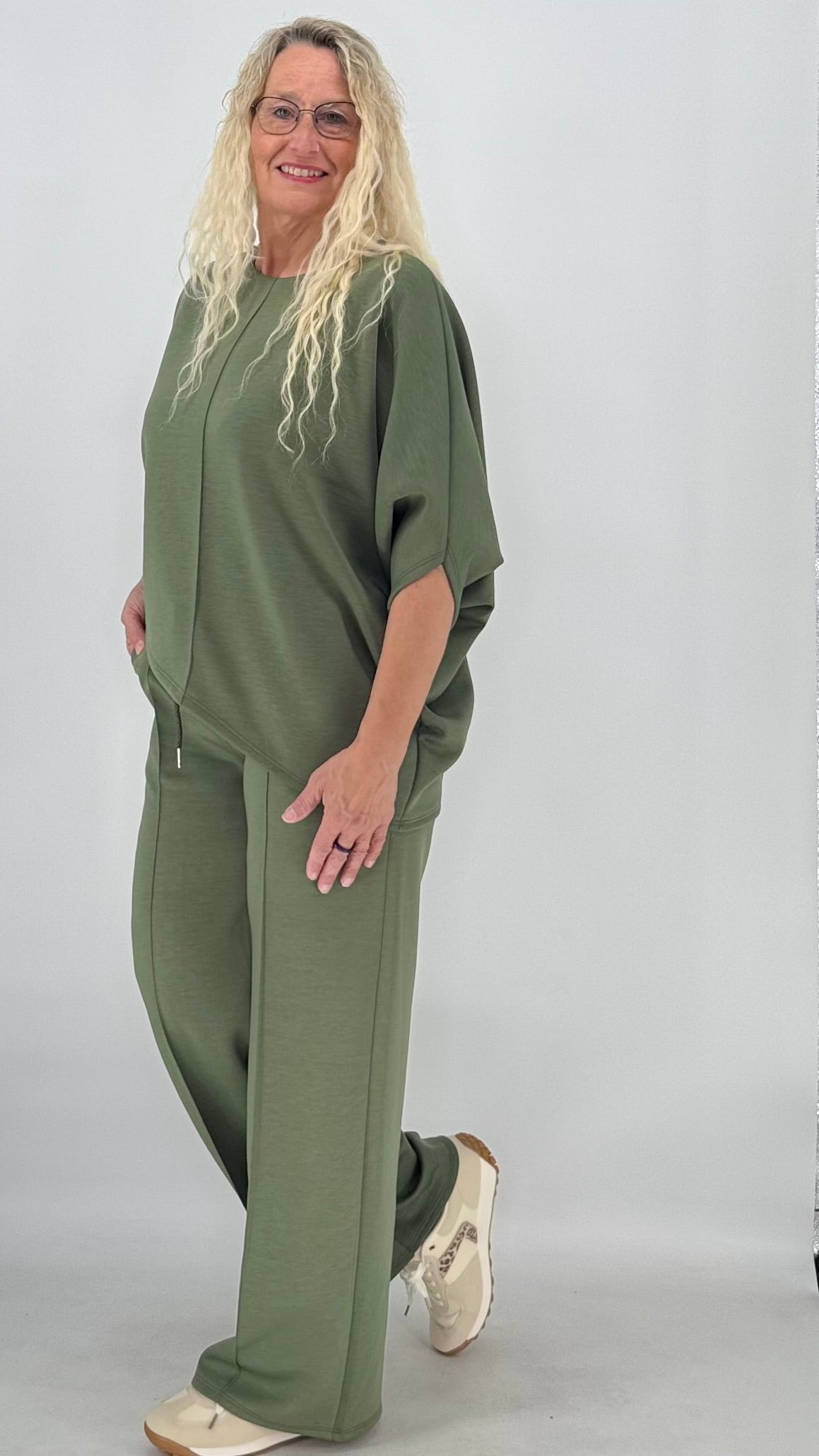 Damen Set : Hosen, Weites Bein und Oberteil Halbarm, in Olive