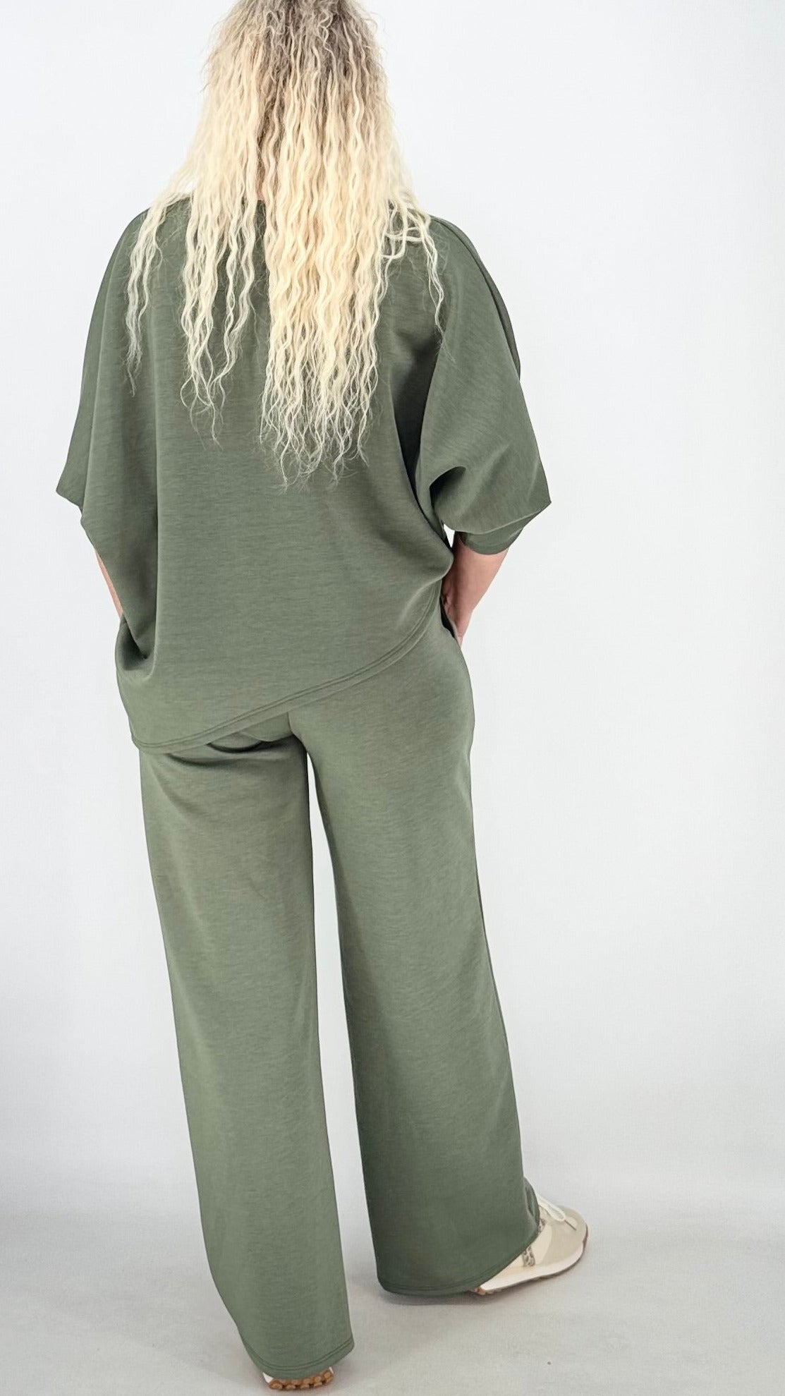 Damen Set : Hosen, Weites Bein und Oberteil Halbarm, in Olive