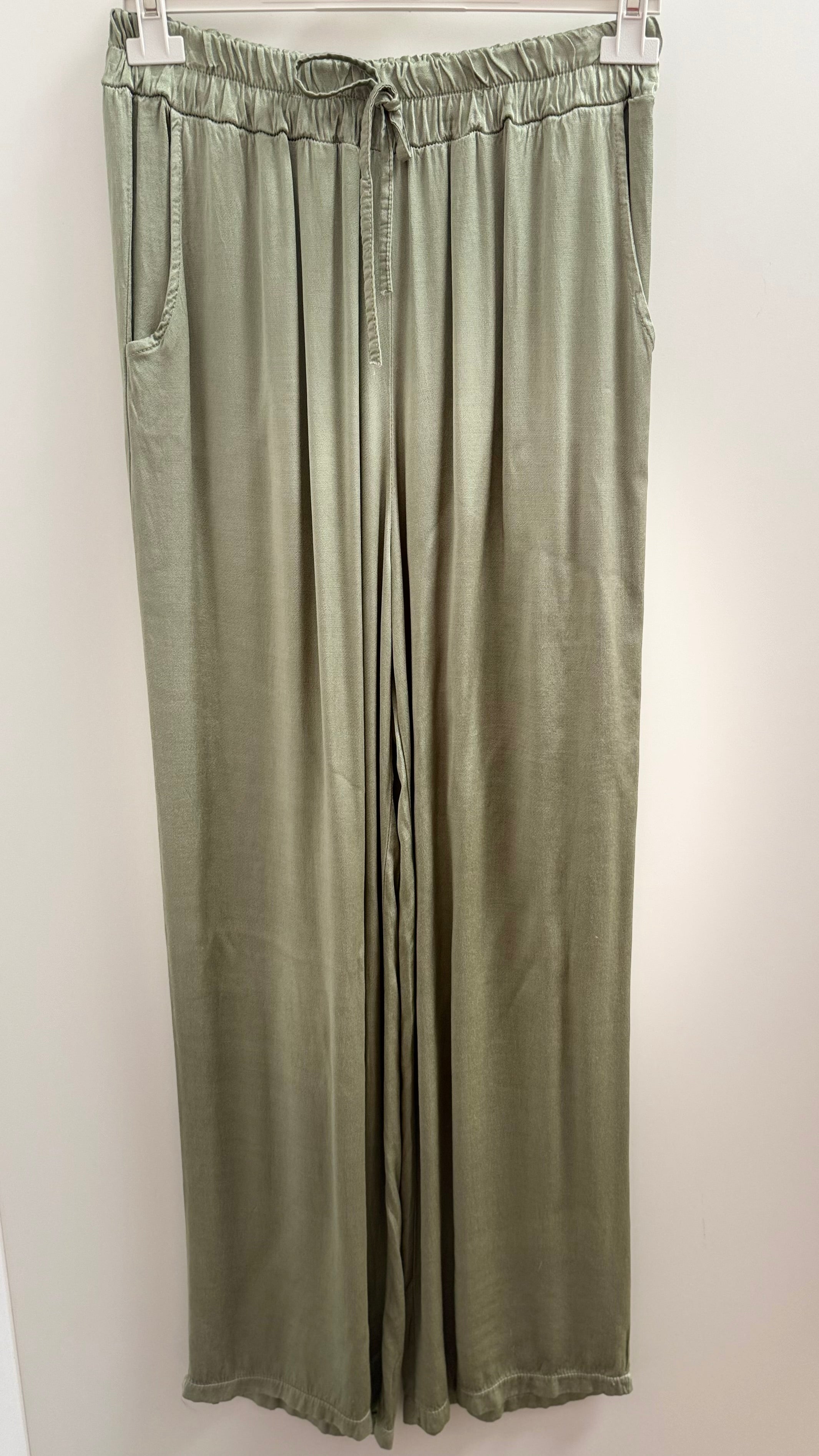 Hose in trendigem Oliv