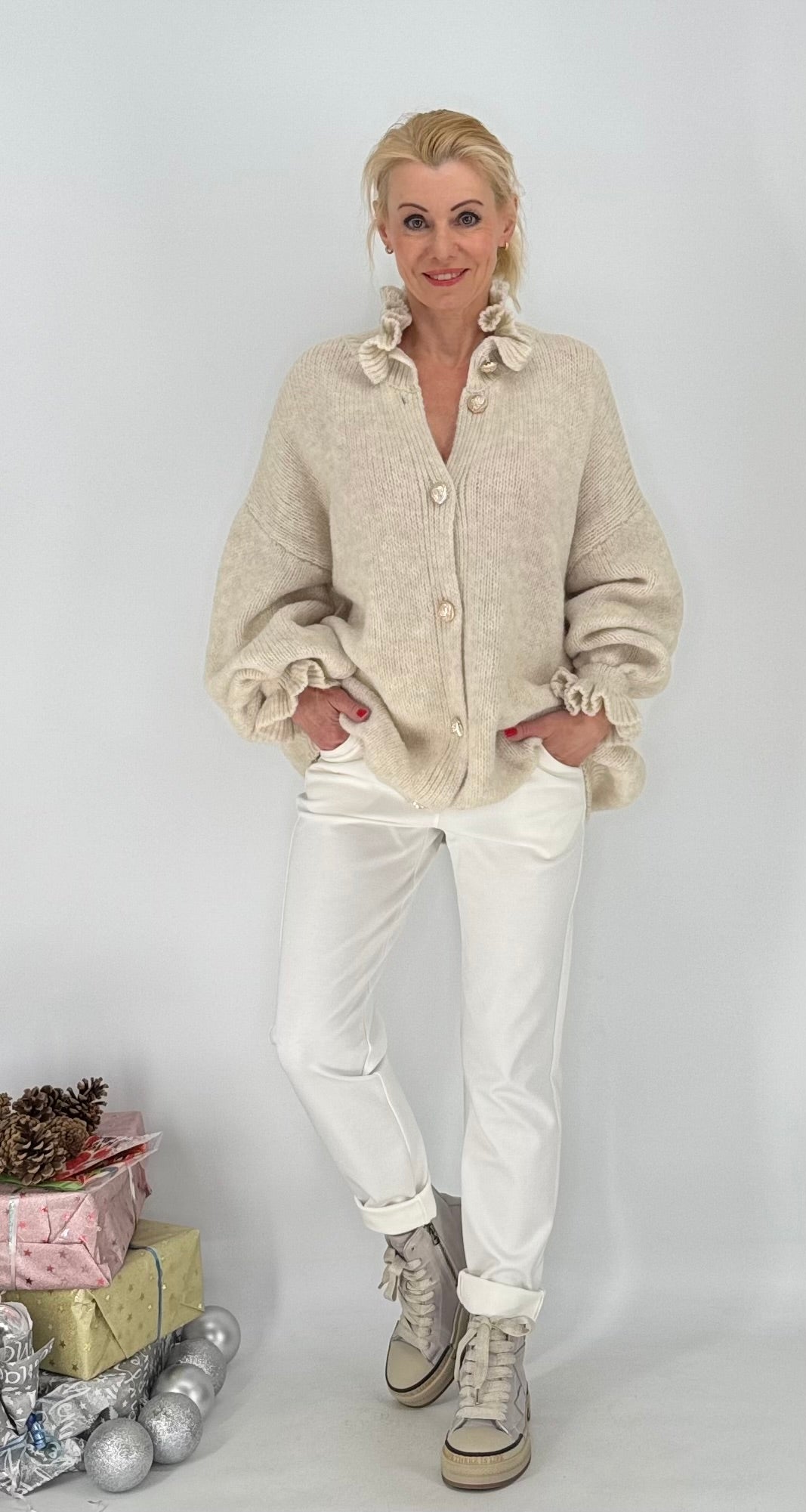 Strickjacke mit goldfarbenen Knöpfen, mit Wolle