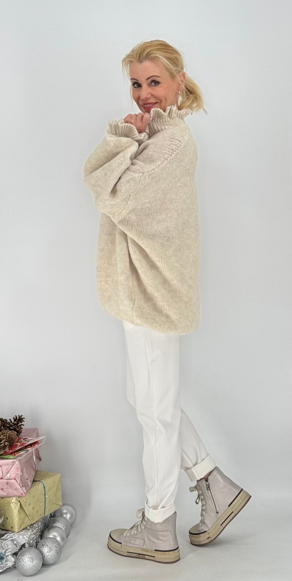 Strickjacke mit goldfarbenen Knöpfen, mit Wolle