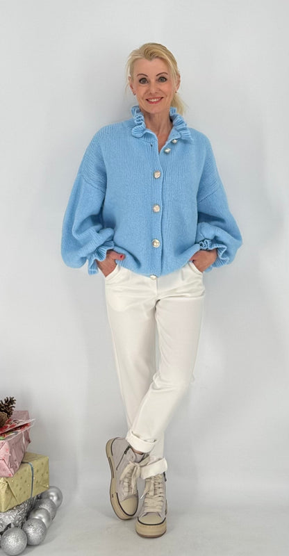 Strickjacke mit goldfarbenen Knöpfen, mit Wolle