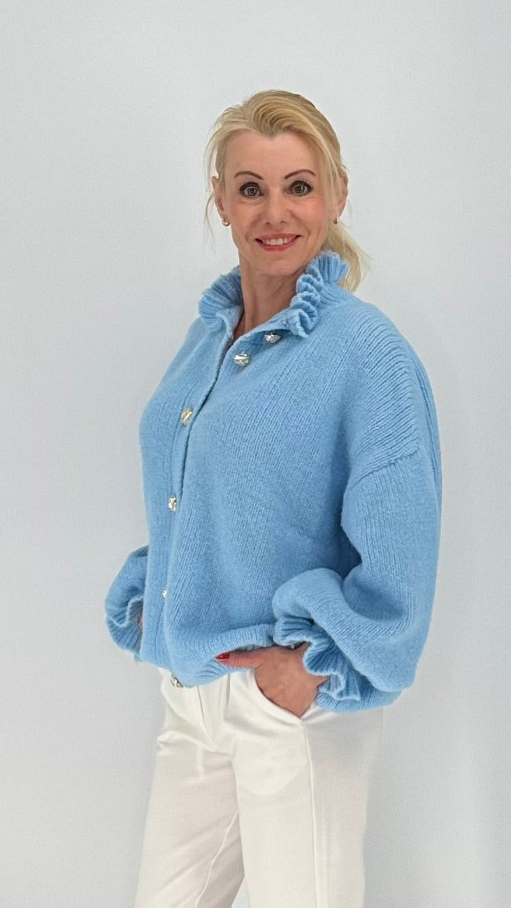 Strickjacke mit goldfarbenen Knöpfen, mit Wolle