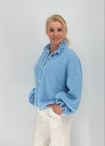 Strickjacke mit goldfarbenen Knöpfen, mit Wolle