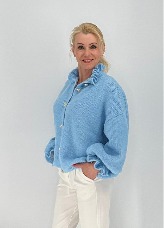 Strickjacke mit goldfarbenen Knöpfen, mit Wolle